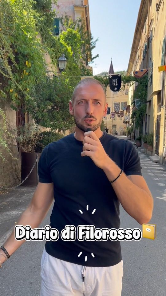 Stefano in una via di Finalborgo, nel reel «Diario di Filo Rosso»