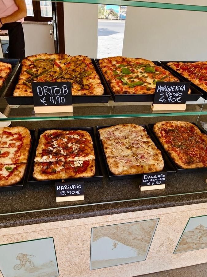 La vetrina del banco con le pizze in teglia