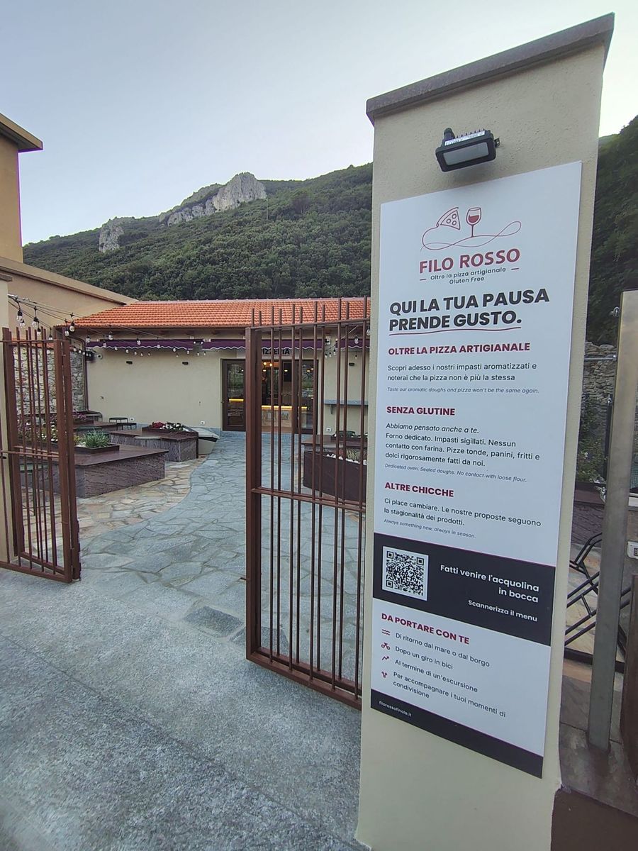 Il cancello d'ingresso con il pannello Filo Rosso