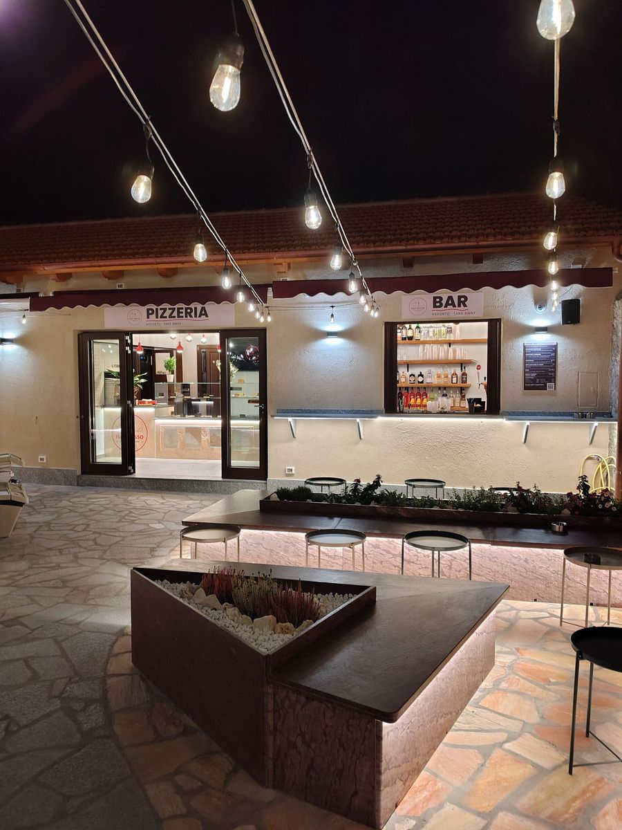 La pizzeria e il bar di sera, visti dal cortile