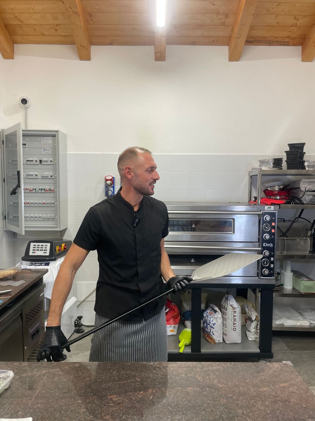 Stefano al forno, con la pala in mano