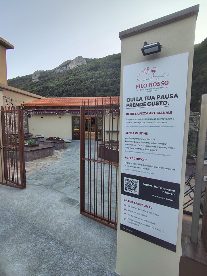 Il cancello d'ingresso, col pannello di Filo Rosso