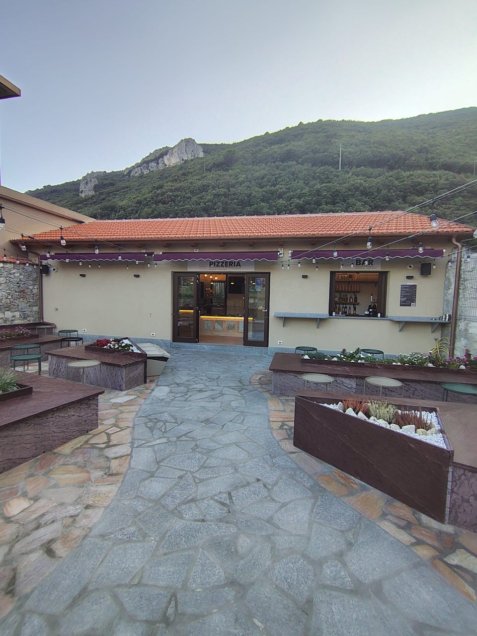 Il cortile, con la pizzeria e il bar