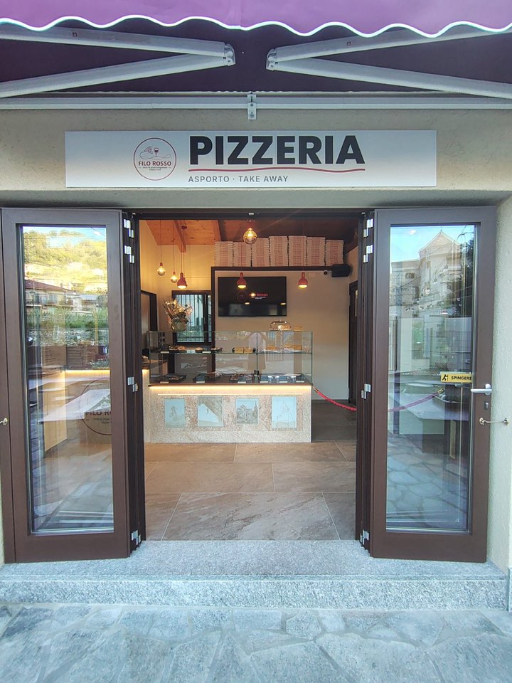 L'ingresso della pizzeria, porte aperte